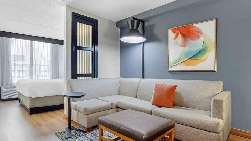 More Photos Of 300 United Leuva Cir, Houston Hotel For Sale