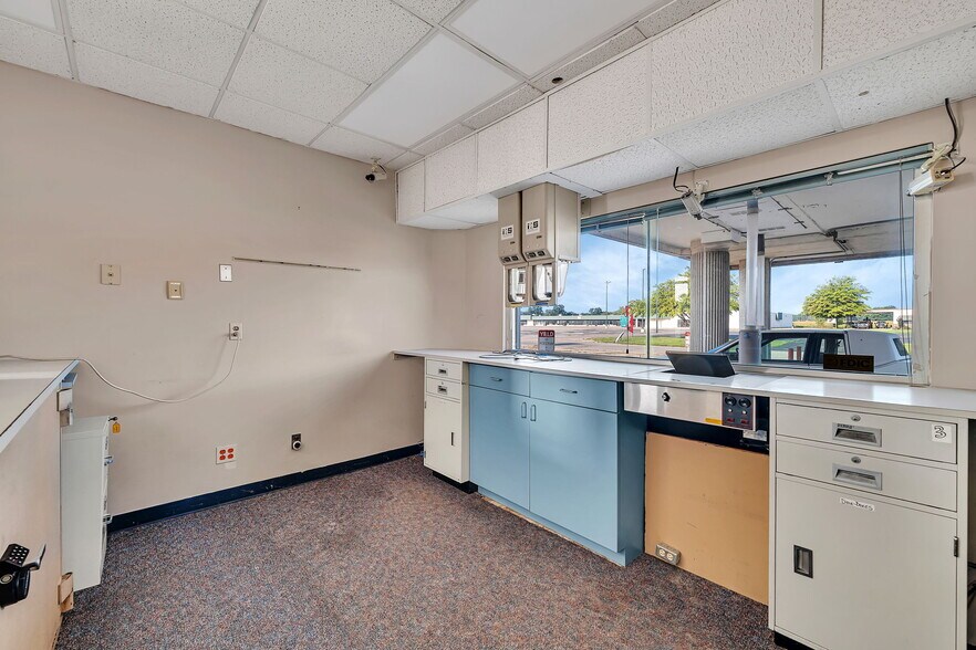 More Photos Of 24 Danny's Dr, Streator Bank For Sale