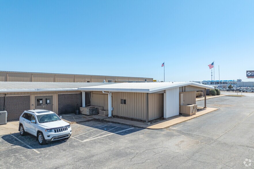 More Photos Of 8600 S I-35 Service Rd, Oklahoma City Warehouse For Sale