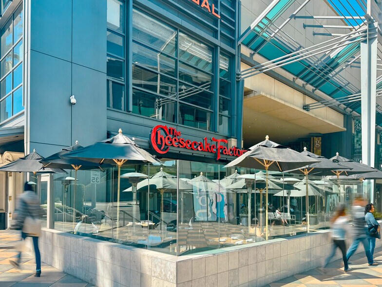 More Photos Of 15301 Ventura Blvd, Sherman Oaks Storefront For Lease