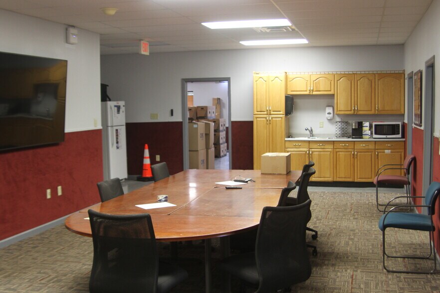 More Photos Of 848 S High St, Hillsboro Freestanding For Sale