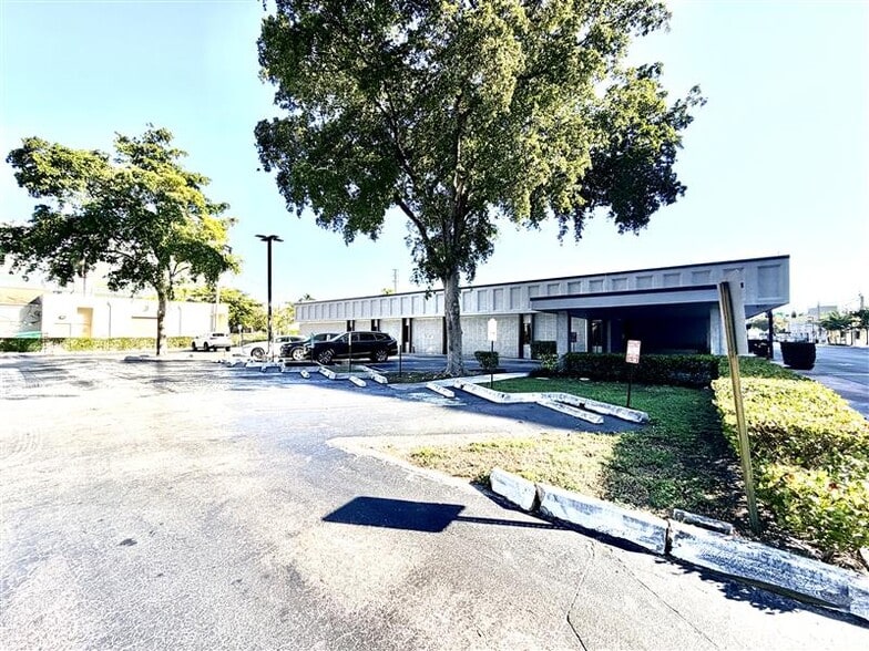 More Photos Of 2021 Tyler St, Hollywood Office For Lease