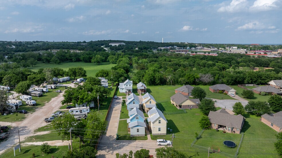 More Photos Of 1804 SW Barnard St, Glen Rose Apartments For Sale