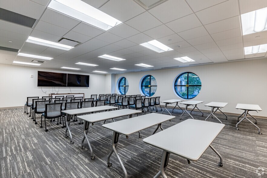 More Photos Of 390 N Orange Ave, Orlando Office For Lease