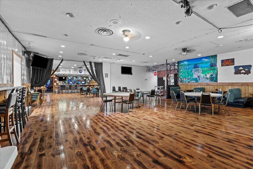 More Photos Of 535 S Columbia River Hwy, Saint Helens General Retail For Lease