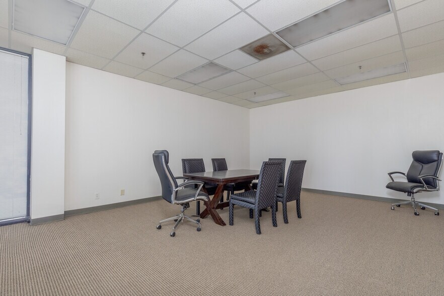 More Photos Of 13640 Lakefront Dr, Earth City Warehouse For Lease