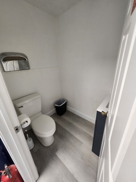 More Photos Of 960 W 17th St, Santa Ana Office For Sale