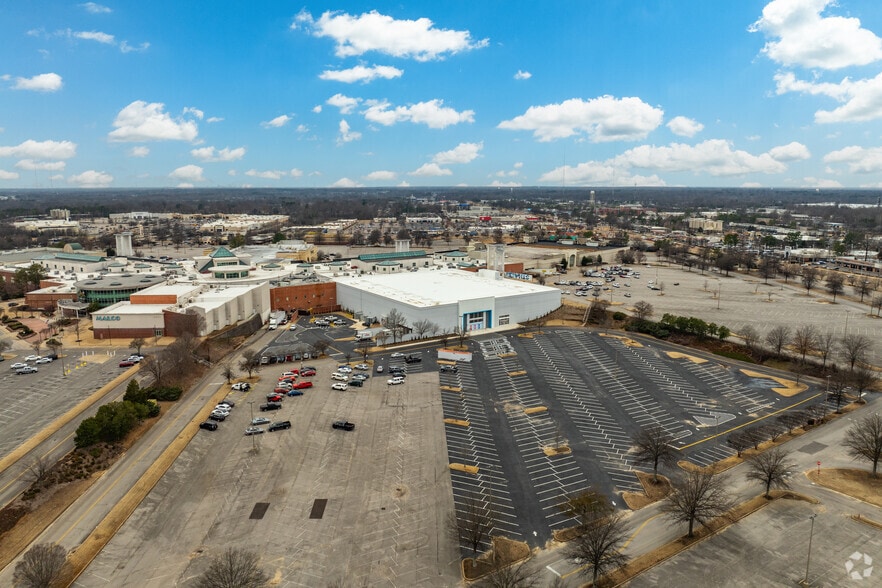 More Photos Of 2800 N Germantown Pky, Memphis Department Store For Lease