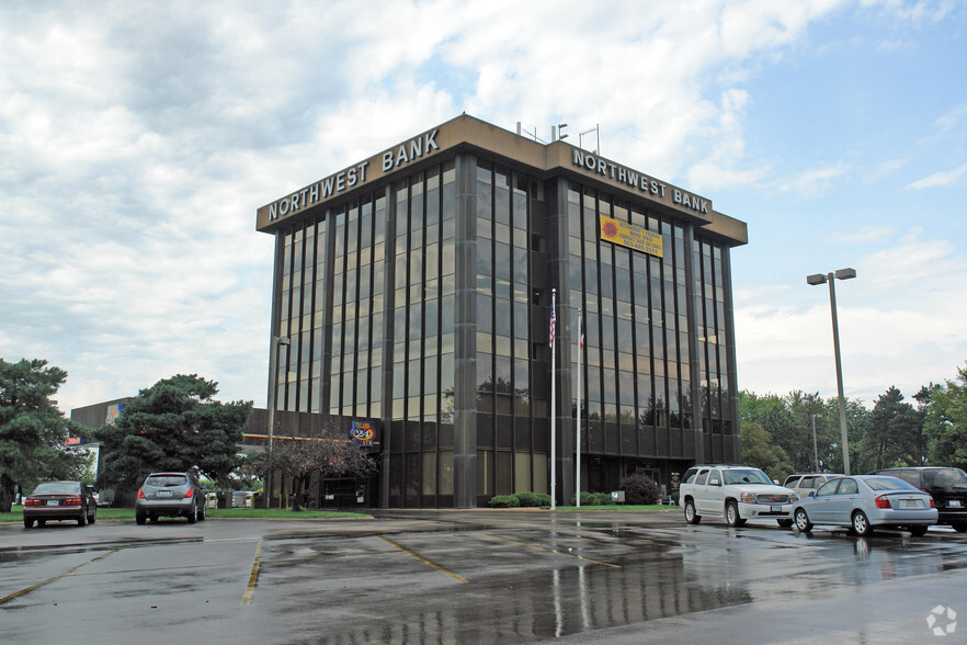 Primary Photo Of 2550 Middle Rd, Bettendorf Office For Lease