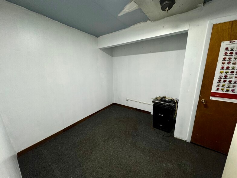 More Photos Of 194 Guy Park Ave, Amsterdam General Retail For Sale