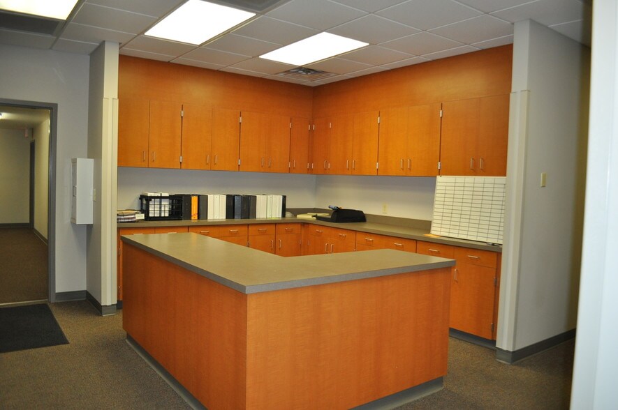 More Photos Of 552 E Russell St, Fayetteville Showroom For Sale
