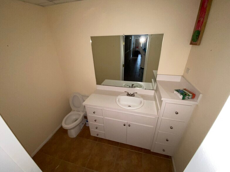 More Photos Of 12820 Kenwood Ln, Fort Myers Medical For Lease