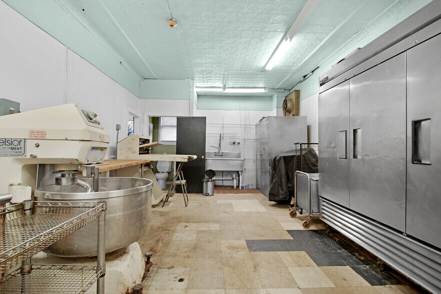 More Photos Of 366 Wood St, Bristol General Retail For Sale