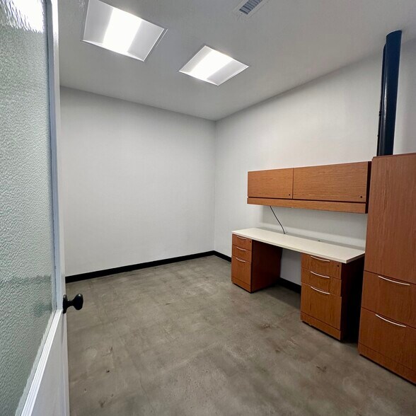 More Photos Of 710 Dawn St, Richmond Warehouse For Lease