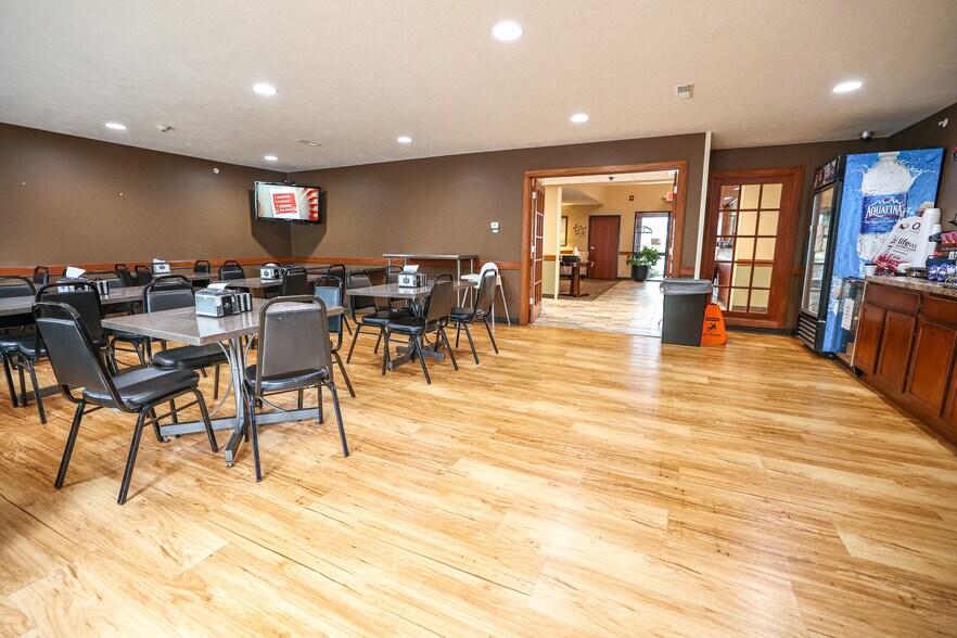 More Photos Of 625 W Washington St, Pittsfield Hotel For Sale