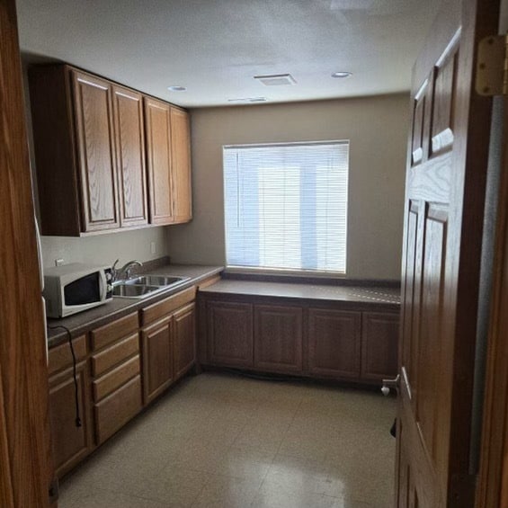 More Photos Of 836 38th Ave E, Dickinson Flex For Sale