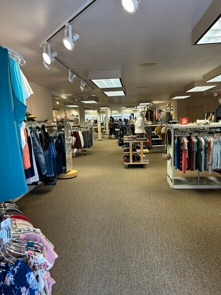 More Photos Of 17 N Frederick Ave, Oelwein Storefront For Sale