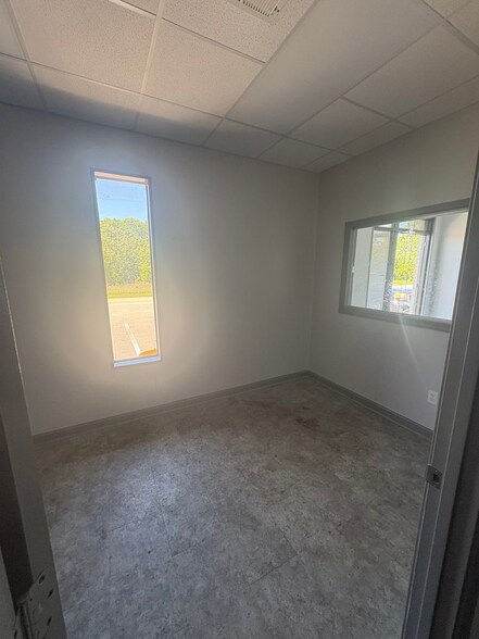 More Photos Of 1950 Wise Dr, Dothan Warehouse For Lease