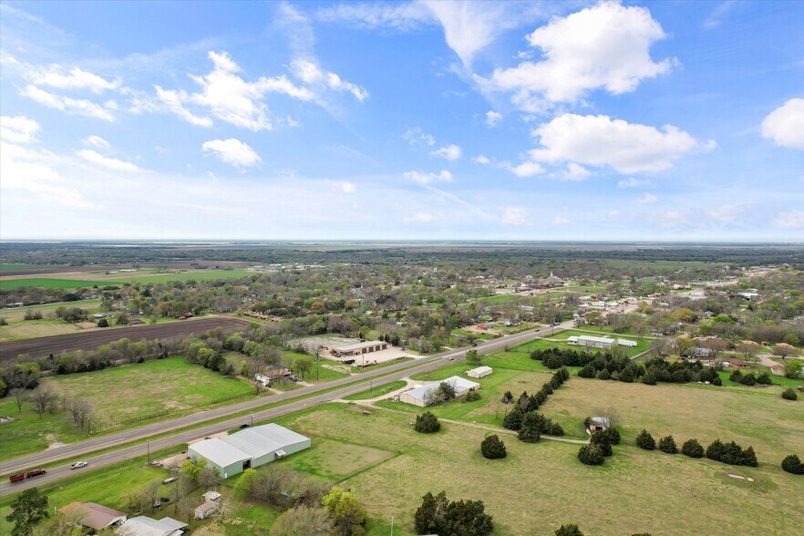 More Photos Of 613 2nd St, Kerens Light Manufacturing For Sale