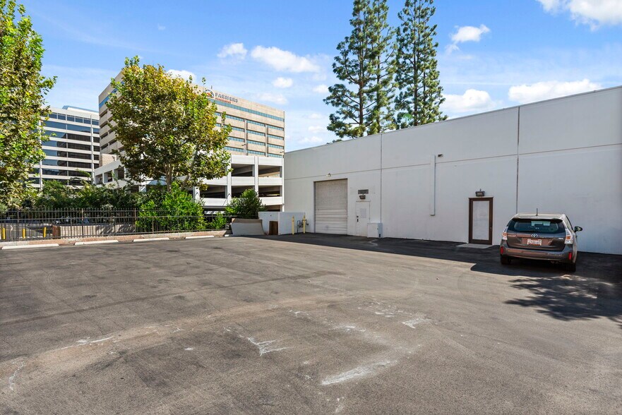 More Photos Of 21725 Erwin St, Woodland Hills Storefront Retail Office For Sale