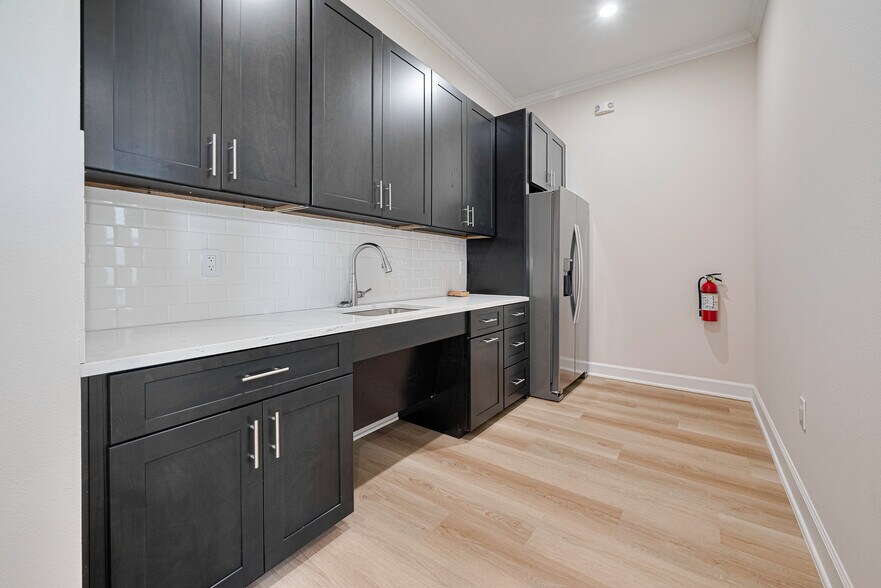 More Photos Of 1325 Main St, Katy Office Residential For Lease