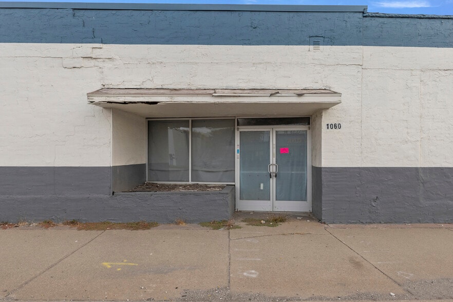 More Photos Of 1056-1060 Southfield Rd, Lincoln Park Freestanding For Lease