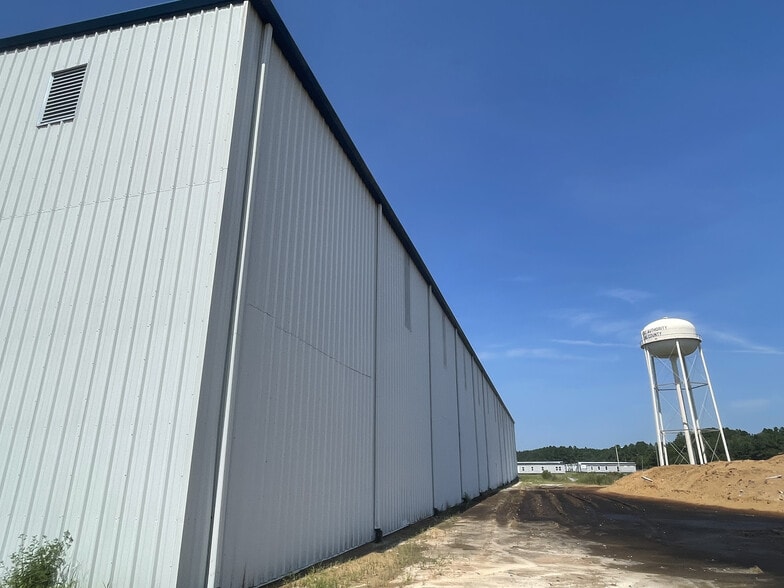 More Photos Of 130 Park Dr, Baxley Warehouse For Lease