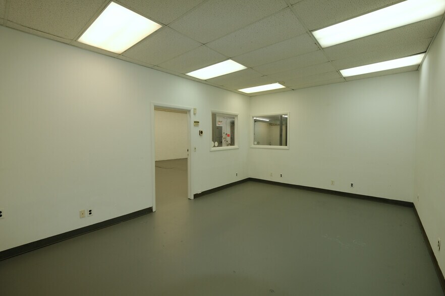 More Photos Of 30 W Price St, Linden Flex For Lease