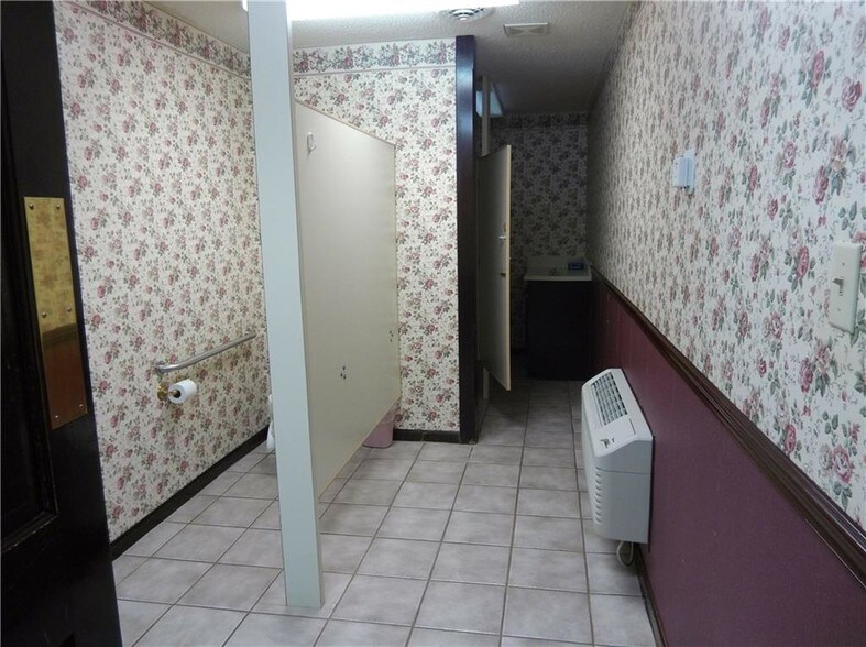 More Photos Of 700 N 15th St, Ozark Office For Sale