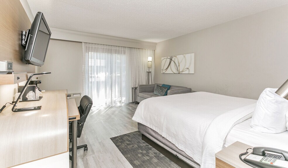 More Photos Of 1917 Coliseum Dr, Hampton Hotel For Sale