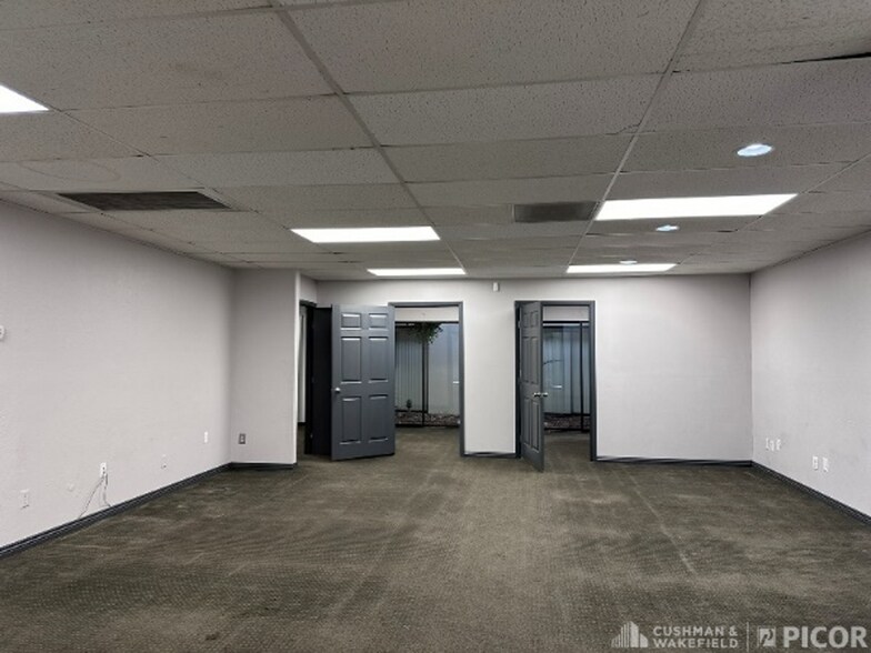 More Photos Of 1955 W Grant Rd, Tucson Light Distribution For Lease