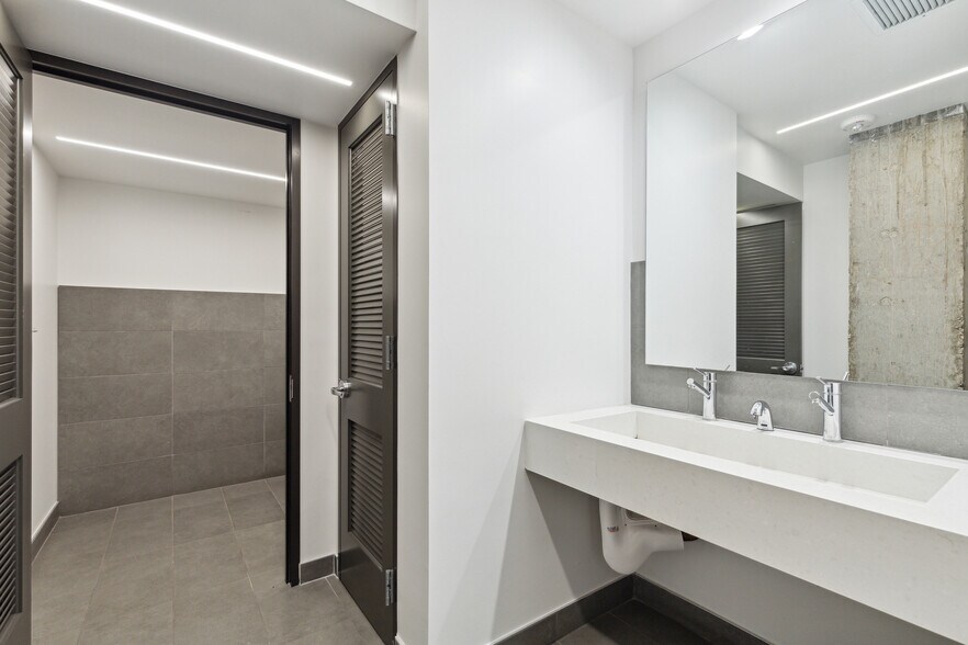 More Photos Of 3303 Lee Pky, Dallas Office For Lease