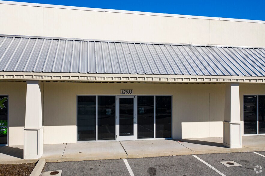 More Photos Of 12911-12921 N Nebraska Ave, Tampa Flex For Lease