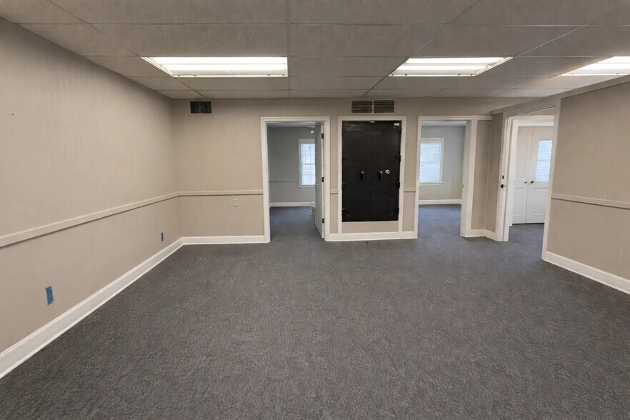 More Photos Of 373 N Cumberland St, Jackson Contractor Storage Yard For Sale