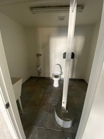 More Photos Of 321-359 E Front St, Covina Warehouse For Lease