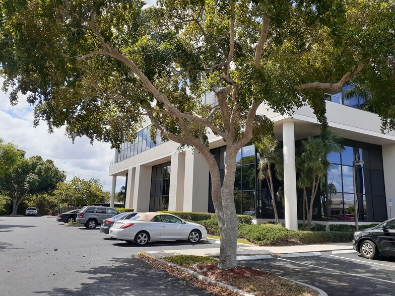 More Photos Of 1520 Royal Palm Square Blvd, Fort Myers Office For Lease