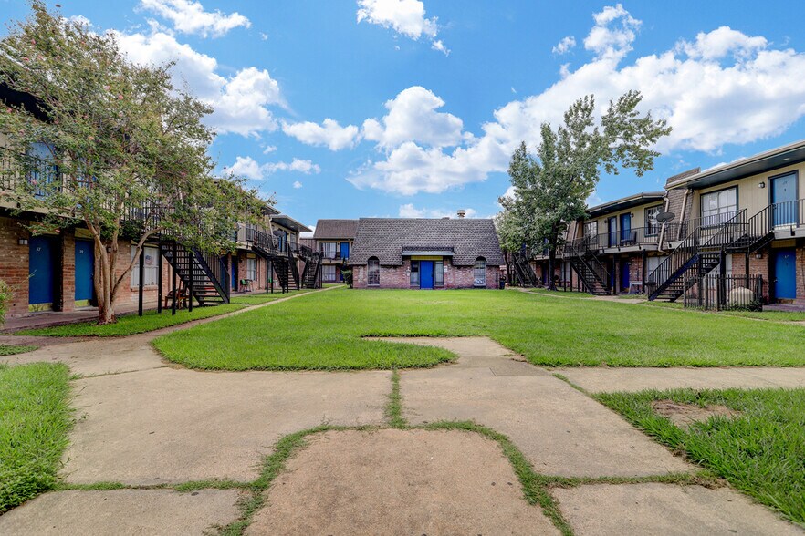 More Photos Of 215 W Little York Rd, Houston Apartments For Sale