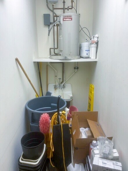 More Photos Of 409 S 1st St, St Charles Bank For Lease