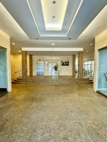 More Photos Of 15840 Ventura Blvd, Encino Medical For Lease