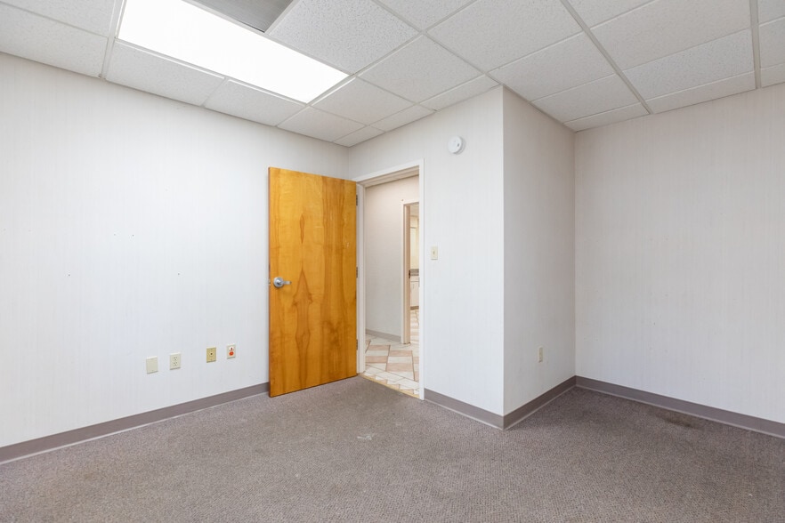 More Photos Of 640 S Walker St, Bloomington Medical For Sale