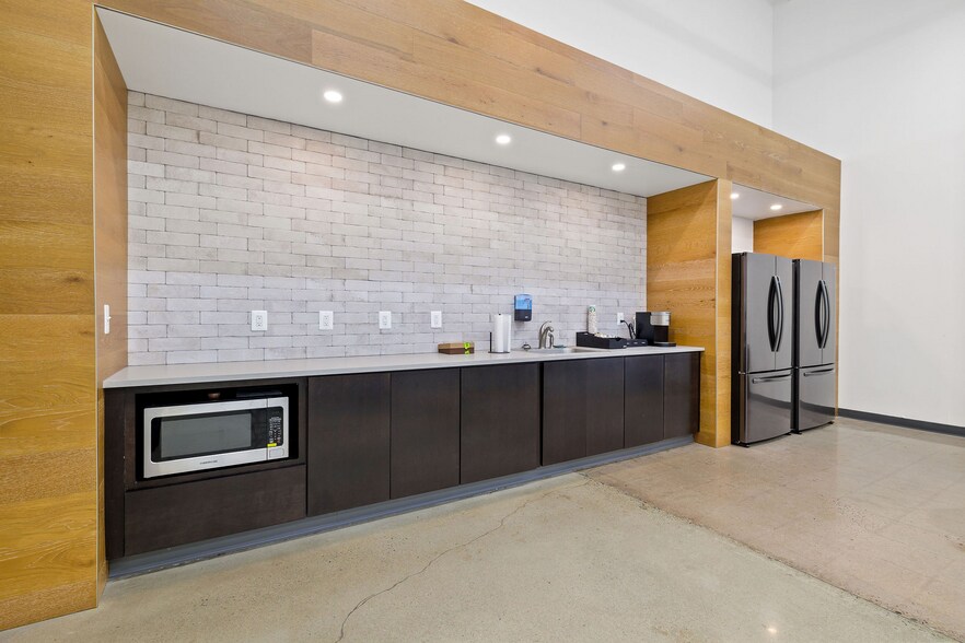 More Photos Of 7000 Atrium Way, Mount Laurel Warehouse For Lease