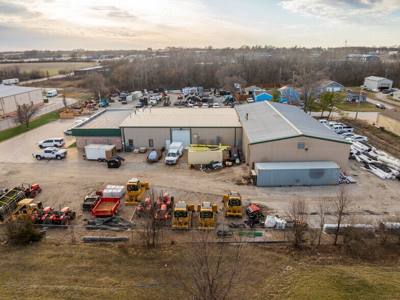 More Photos Of 1621 Se Summit St, Lee's Summit Light Distribution For Lease