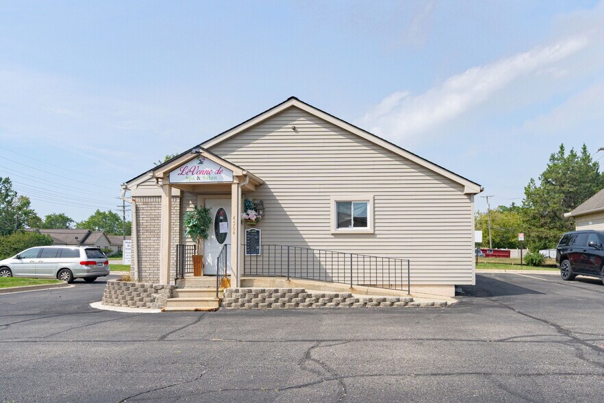 More Photos Of 4565-4568 W Walton Blvd, Waterford Medical For Sale
