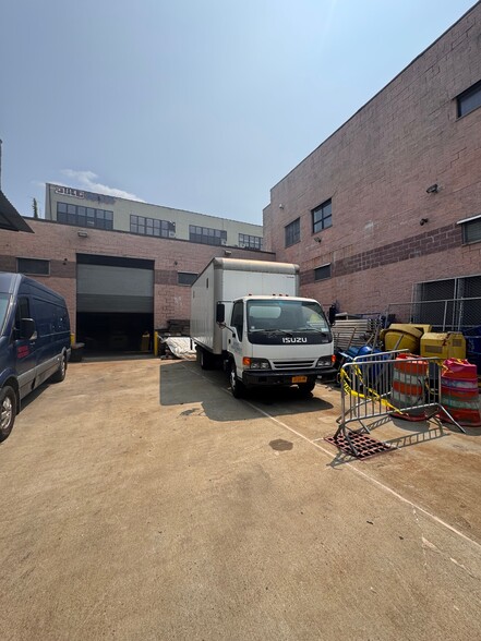 More Photos Of 48 Grattan St, Brooklyn Warehouse For Lease
