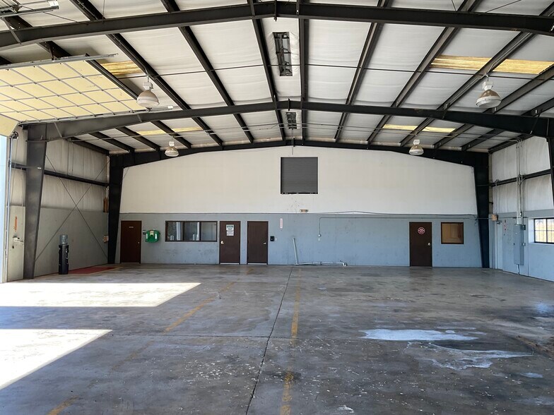 Primary Photo Of 211 Corporate Dr, Sibley Industrial For Lease