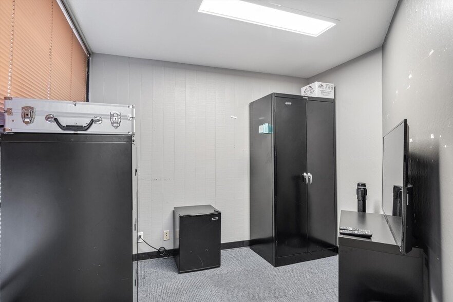 More Photos Of 6640 Redwood Dr, Rohnert Park Office For Sale