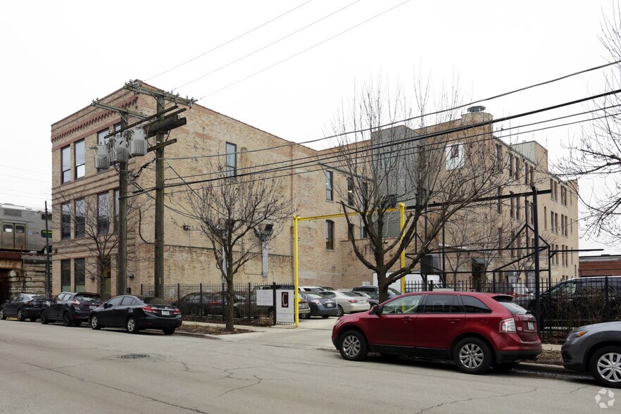 More Photos Of 1900 W Kinzie St, Chicago Light Distribution For Sale