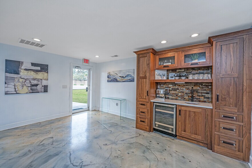 More Photos Of 622 Old Trolley Rd, Summerville Storefront For Sale