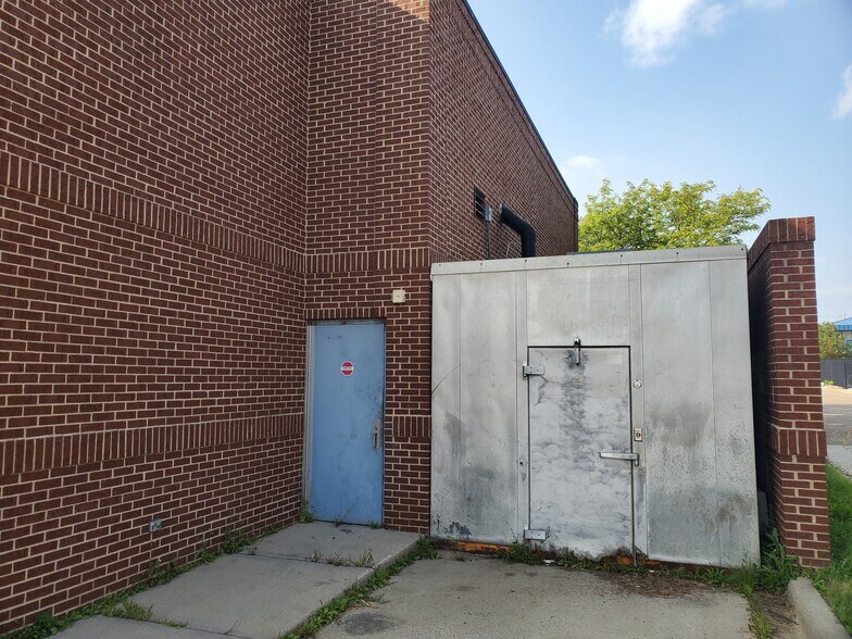 More Photos Of 2055 S Linden Rd, Flint Restaurant For Sale