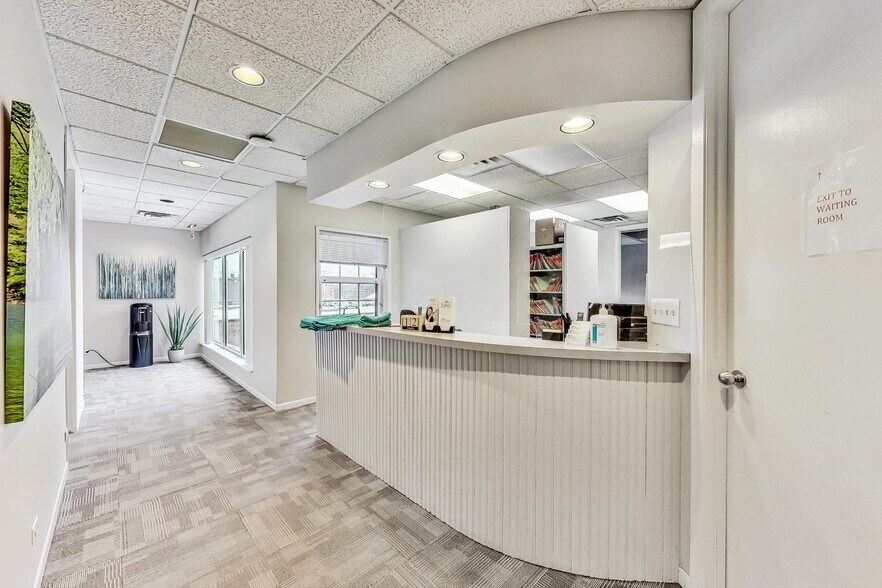 More Photos Of 1775 Glenview Rd, Glenview Medical For Lease